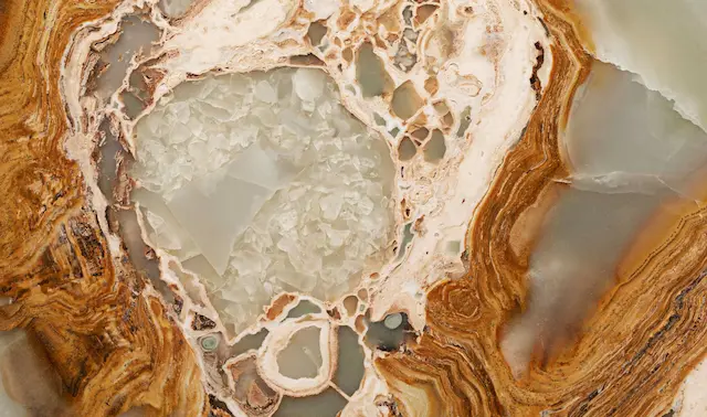 Collection de pierres naturelles et cristaux disposés sur un fond minéral